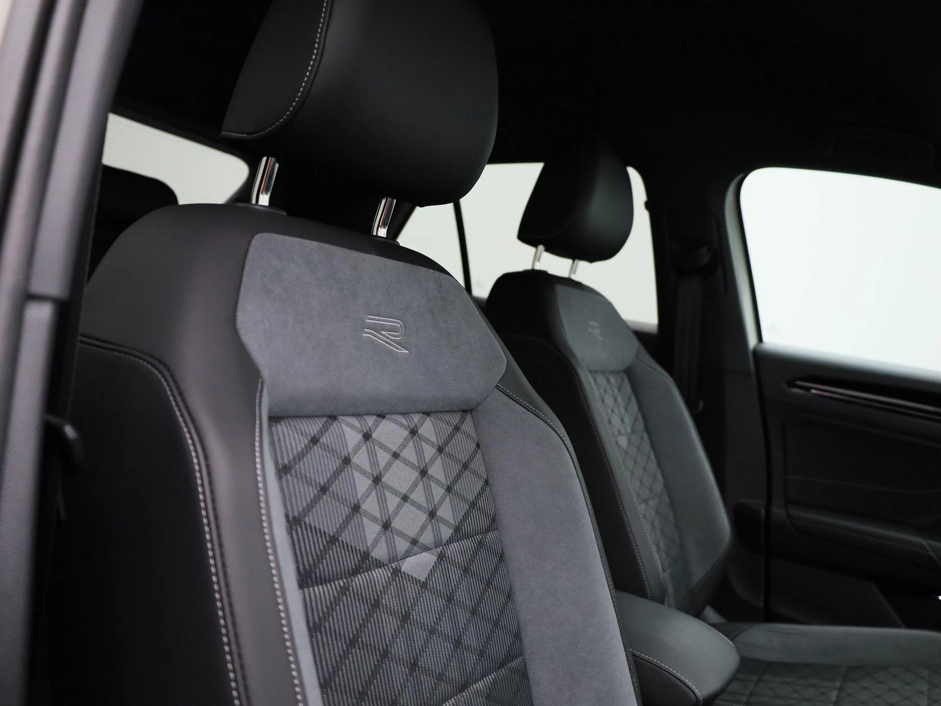 Volkswagen-T-Roc-image-35