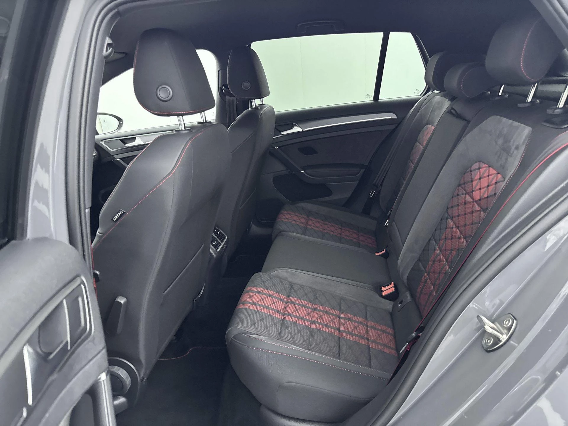 Volkswagen-Golf-image-25