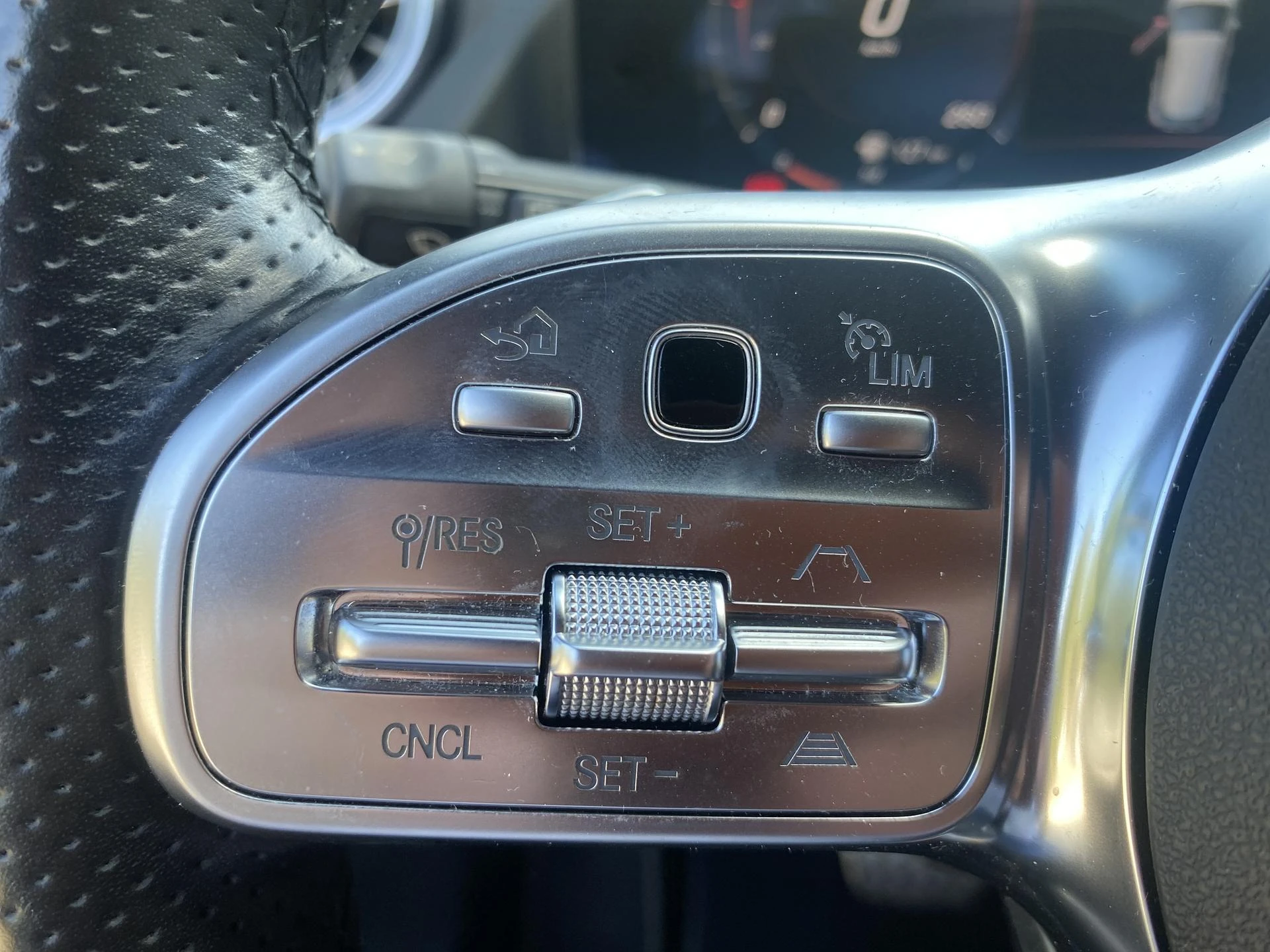 Mercedes-Benz-GLA-image-18