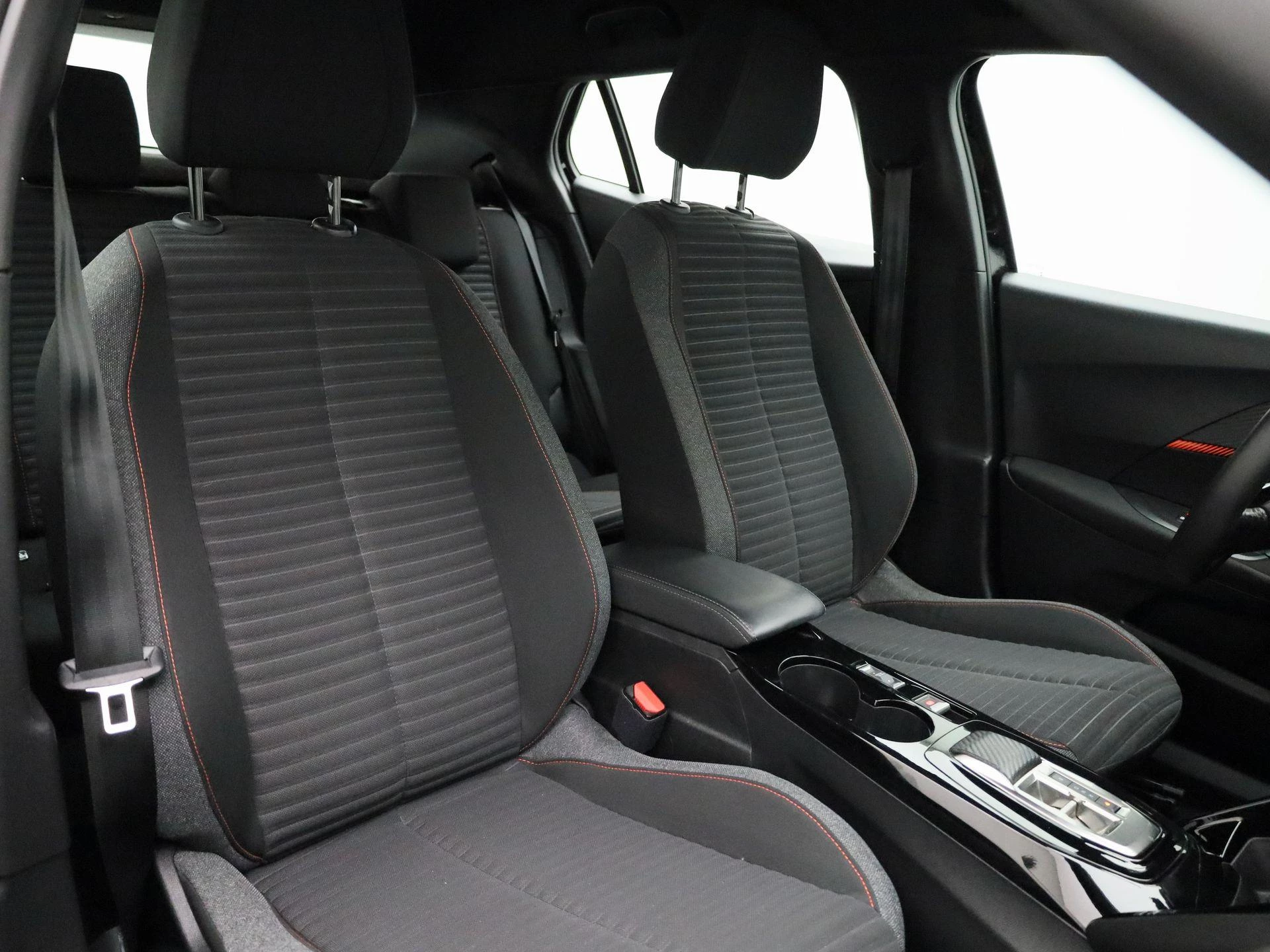 Peugeot-e-2008-image-33