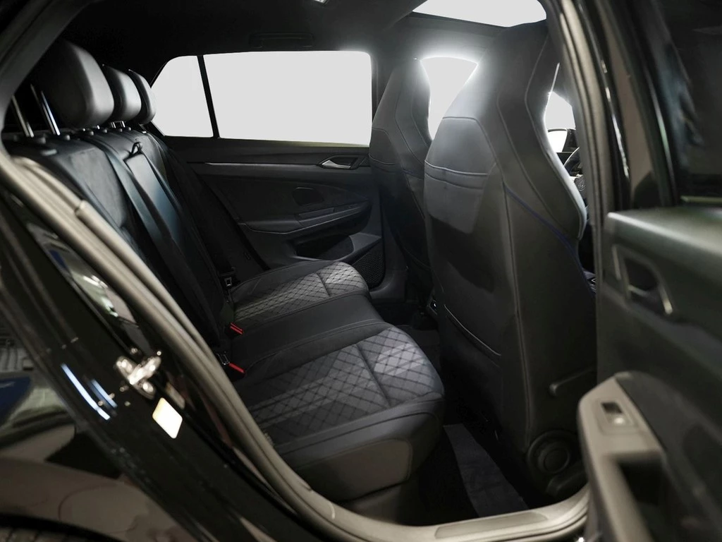 Volkswagen Golf 1,5 l eTSI DSG R-Line AHK HKSOUND PANO LED