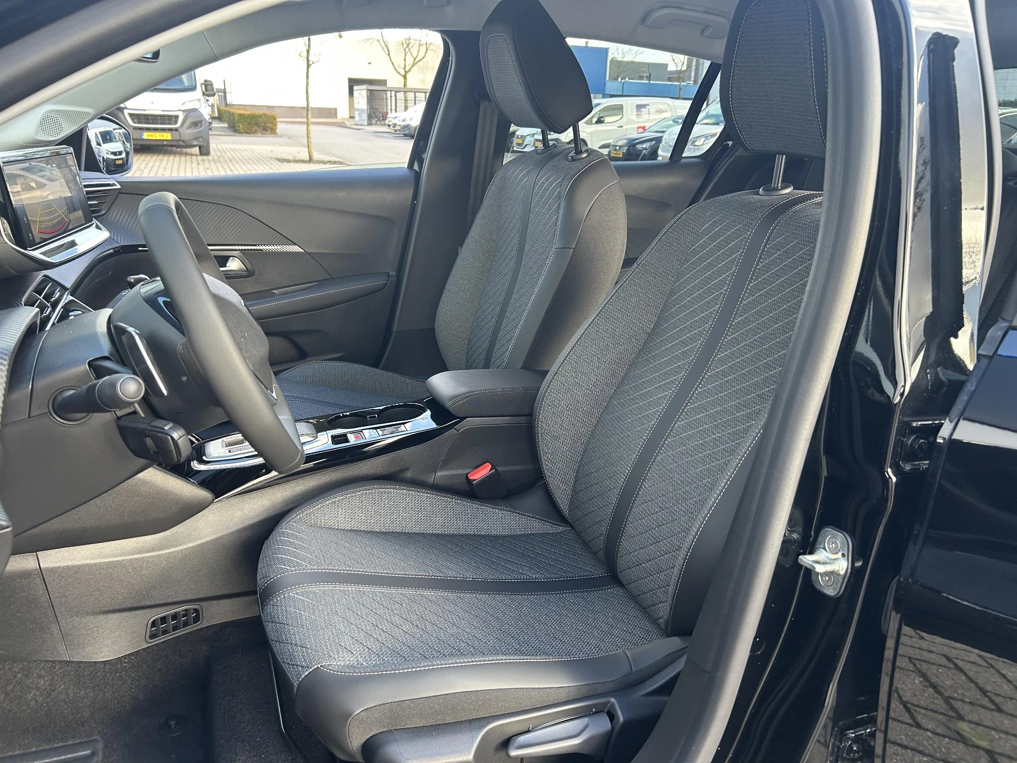 Peugeot-208-image-18