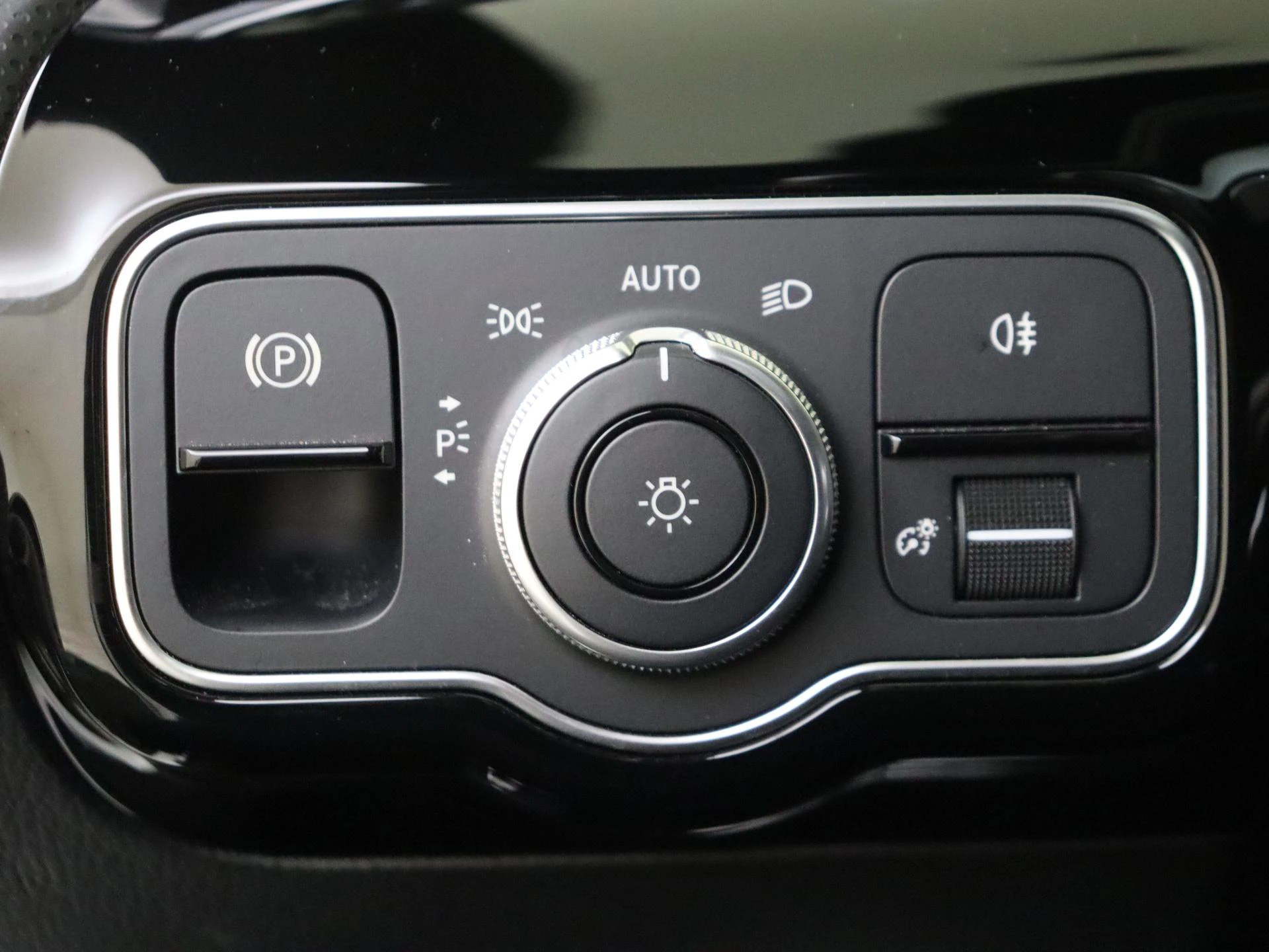 Mercedes-Benz-CLA-image-24