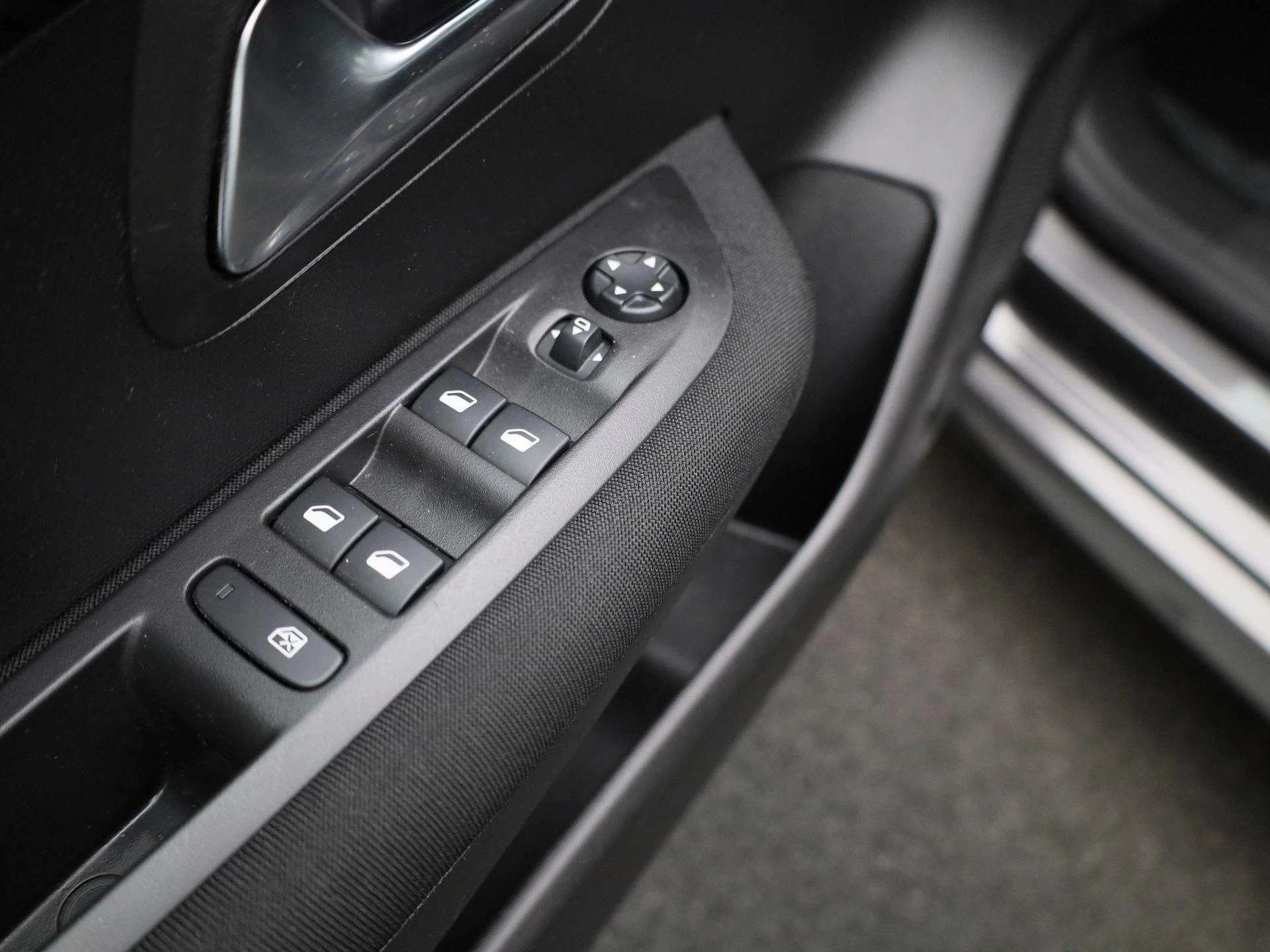 Peugeot-208-image-24