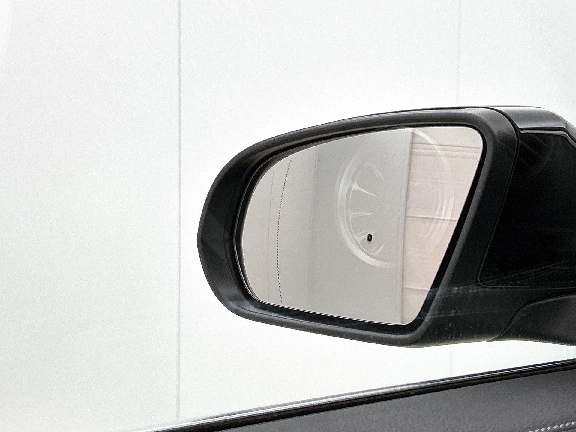 Mercedes-Benz-GLA-image-23