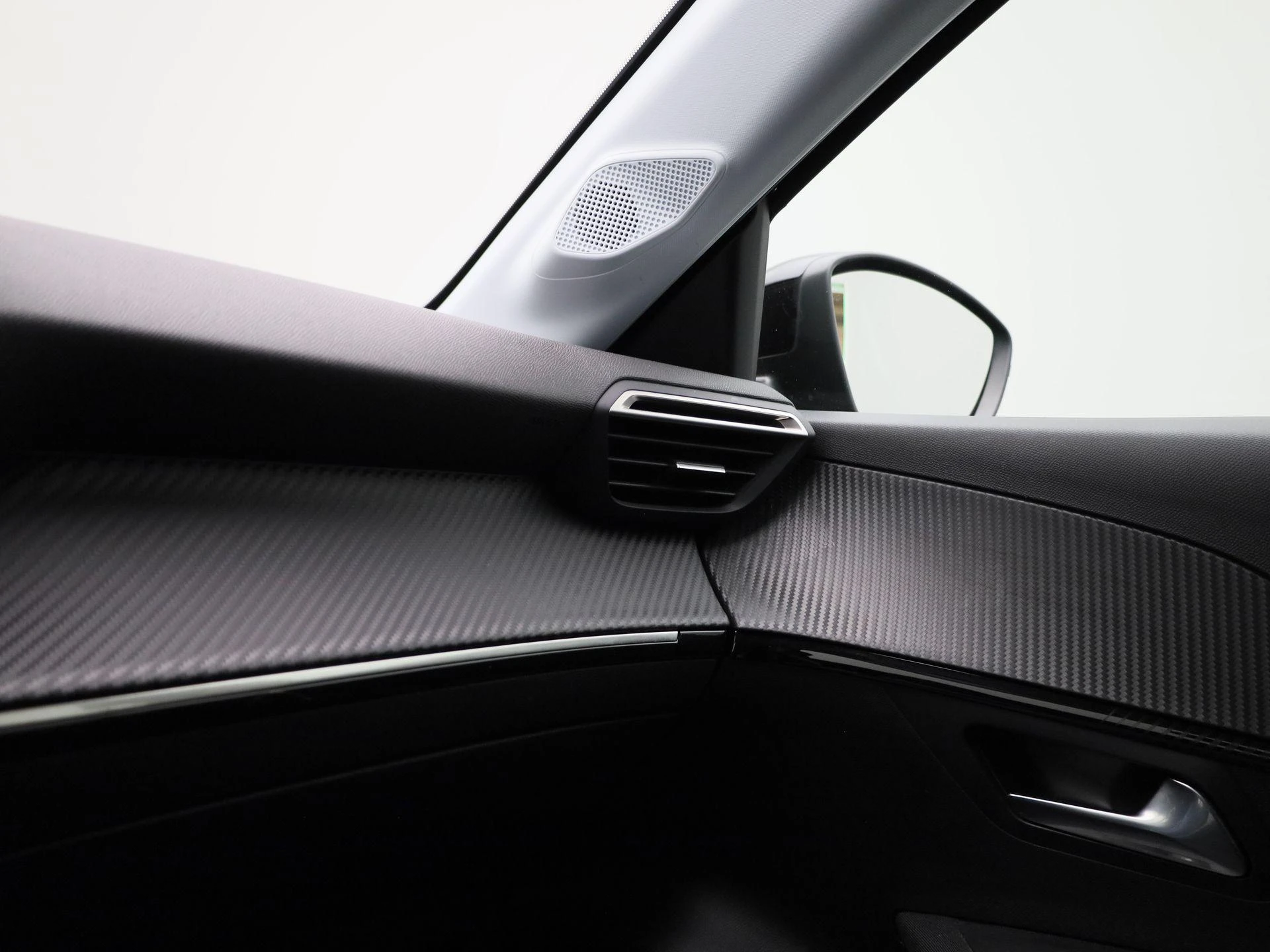 Peugeot-e-208-image-28