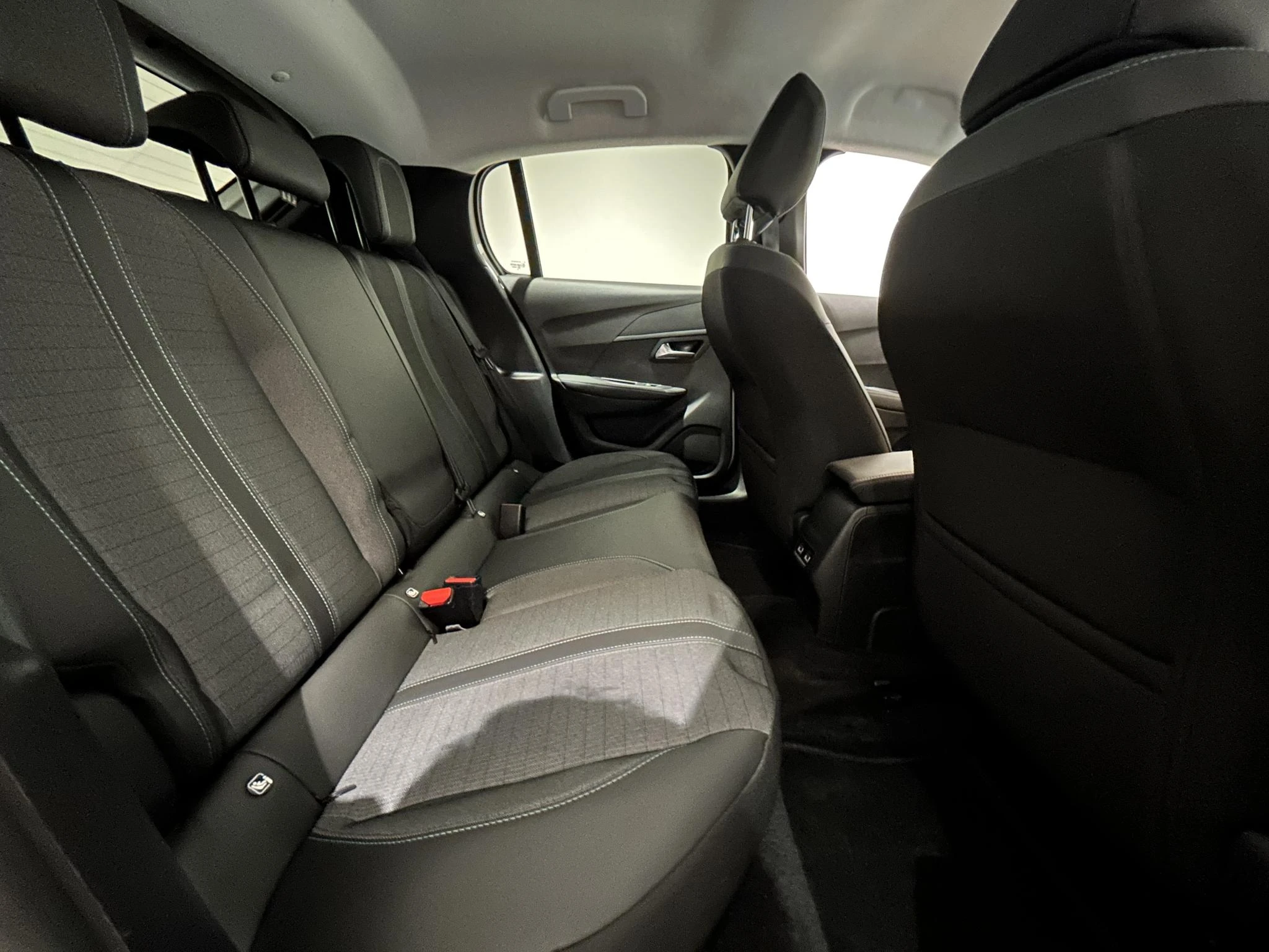 Peugeot-e-208-image-19