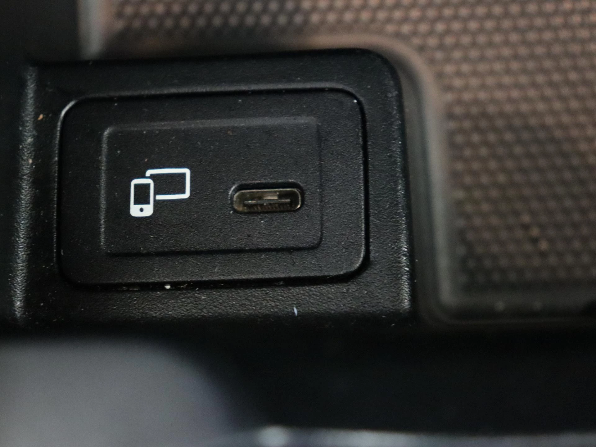 Mercedes-Benz-GLA-image-24