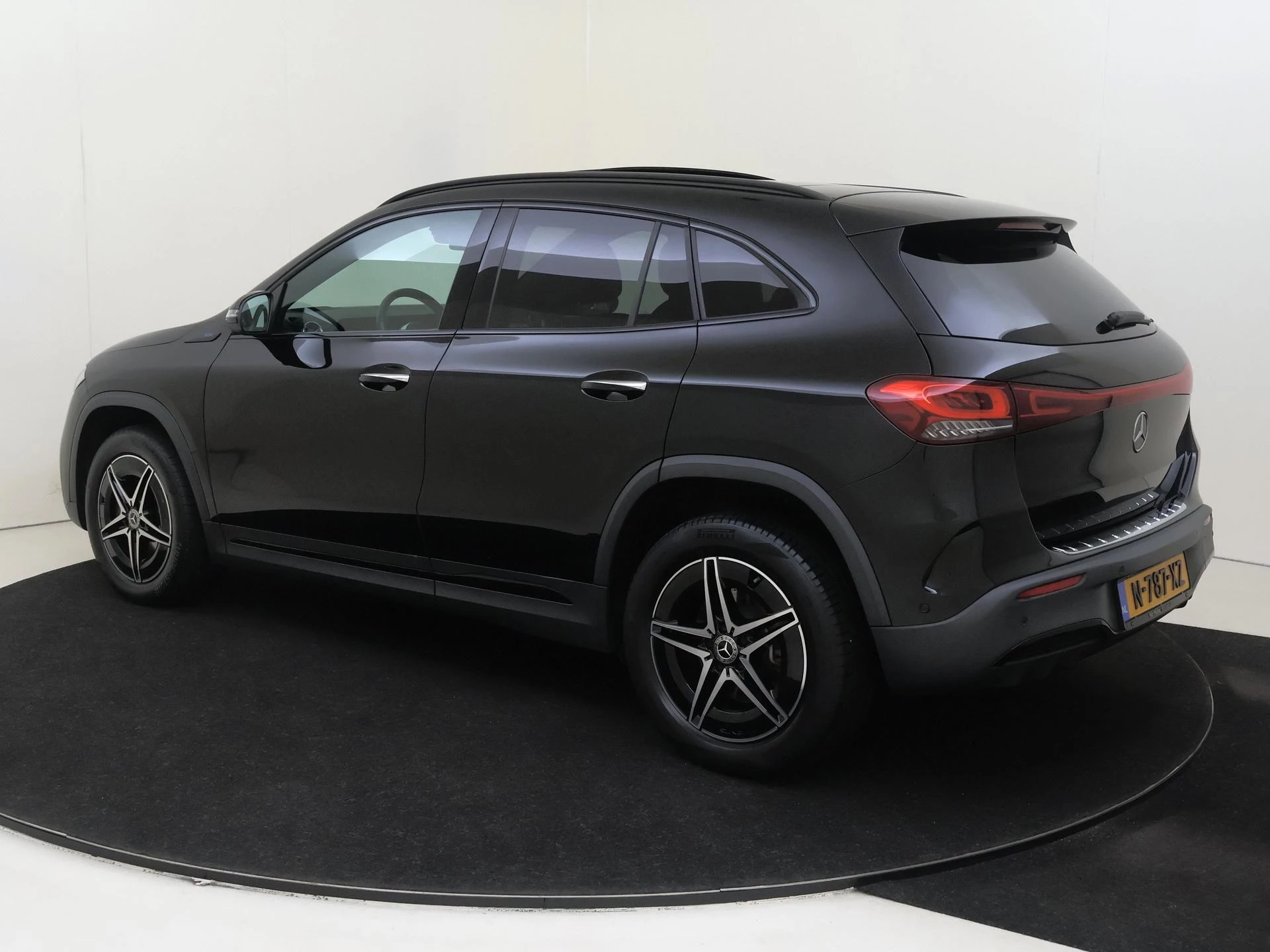 Mercedes-Benz-EQA-image-2