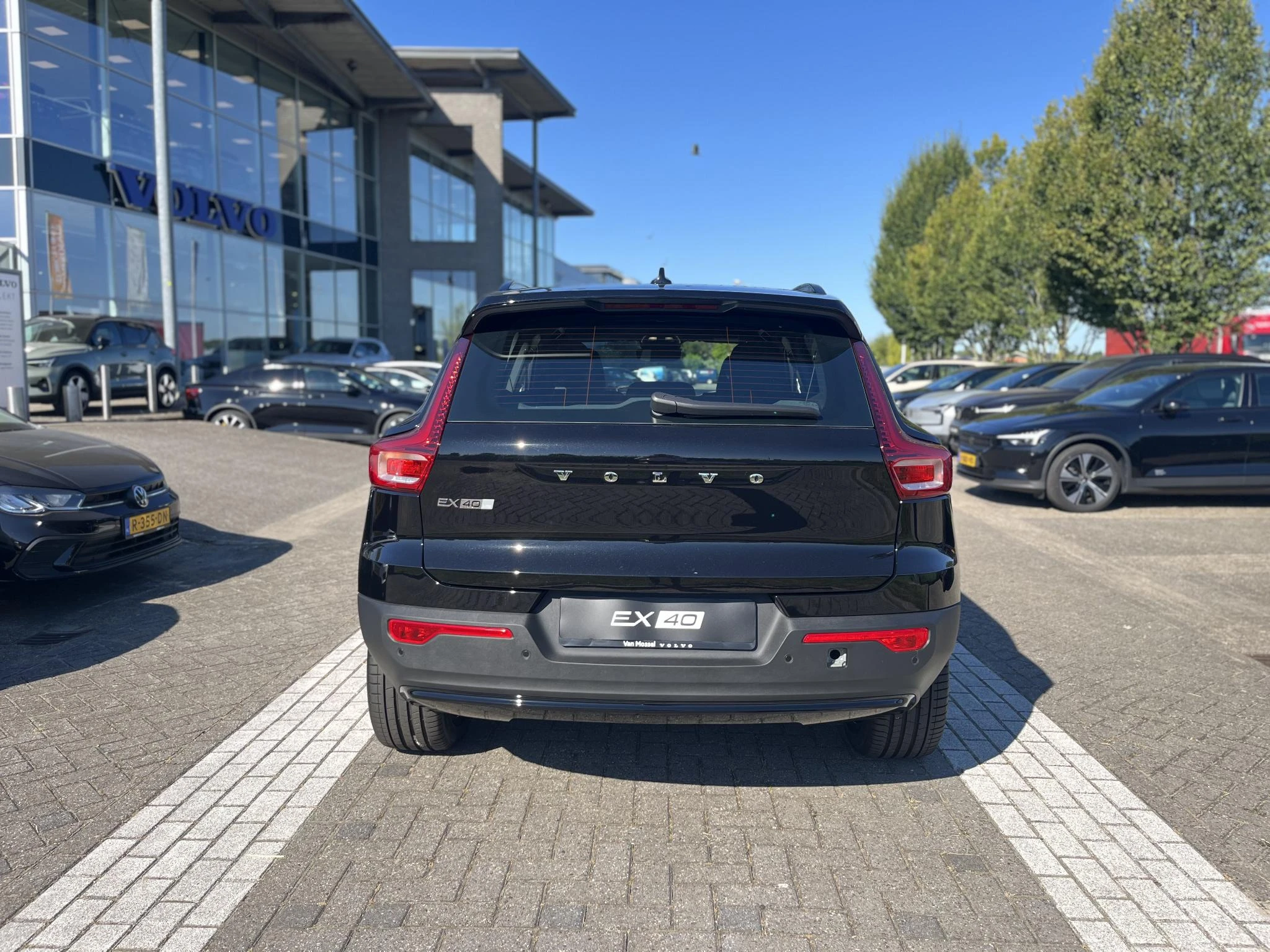 Volvo-EX40-image-12
