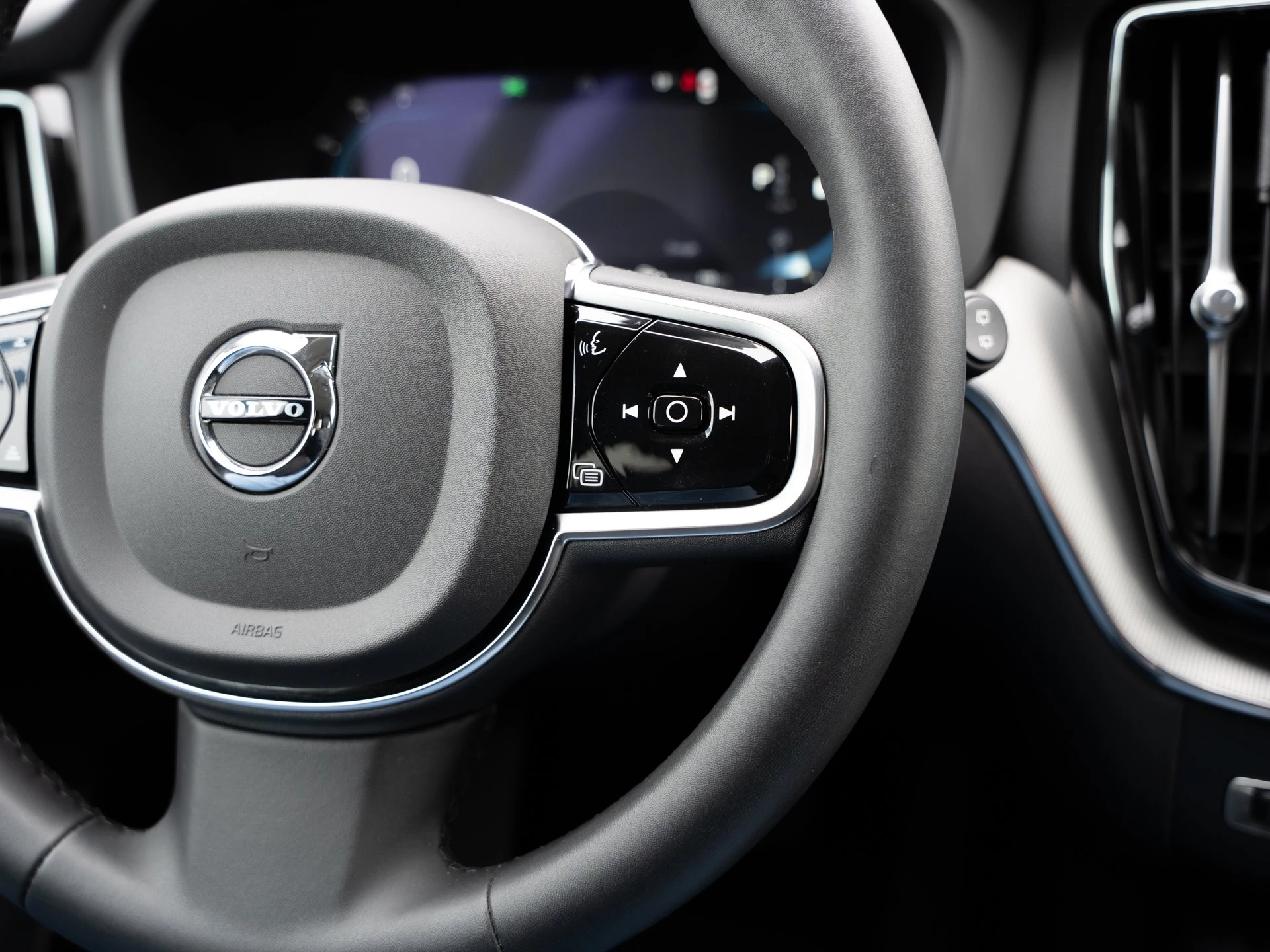 Volvo XC60 B4 2WD Plus Dark