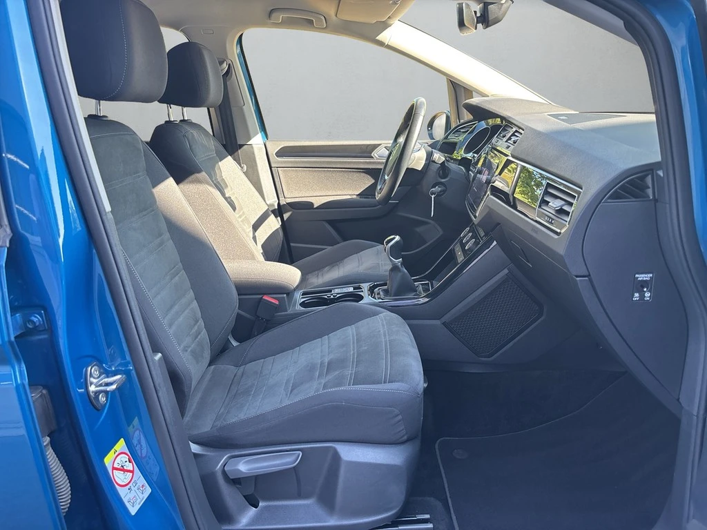 Volkswagen-Touran-image-12