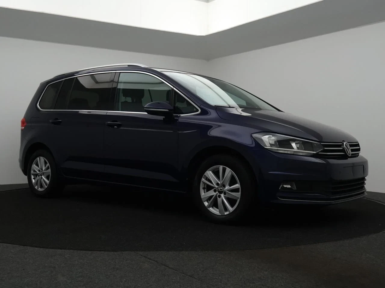 Volkswagen-Touran-image-11
