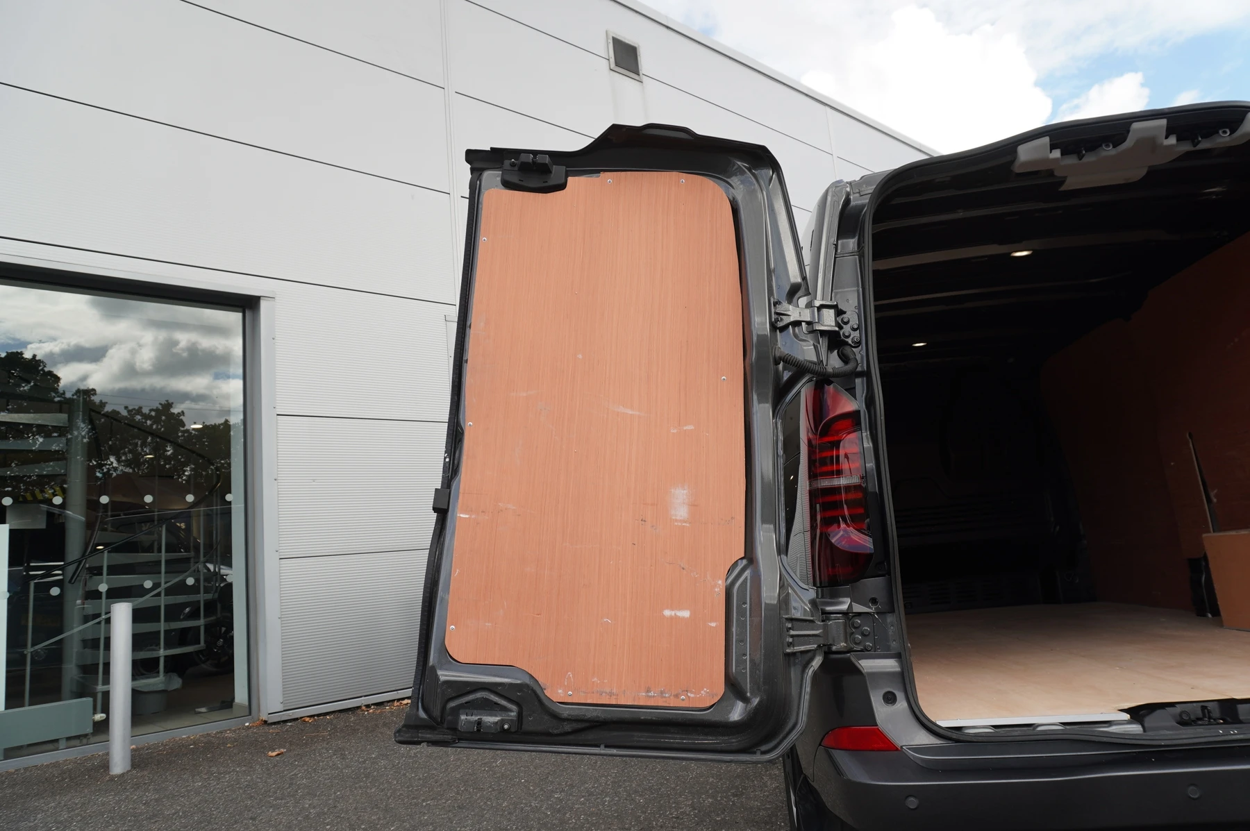 Volkswagen-Transporter-image-20