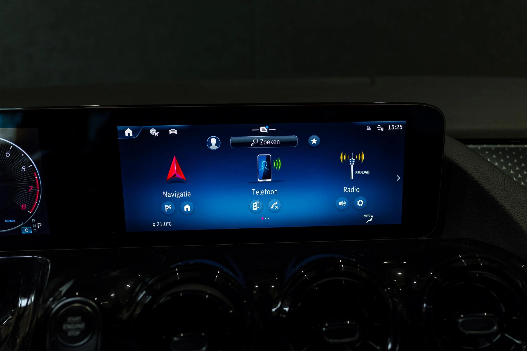 Mercedes-Benz-GLA-image-25