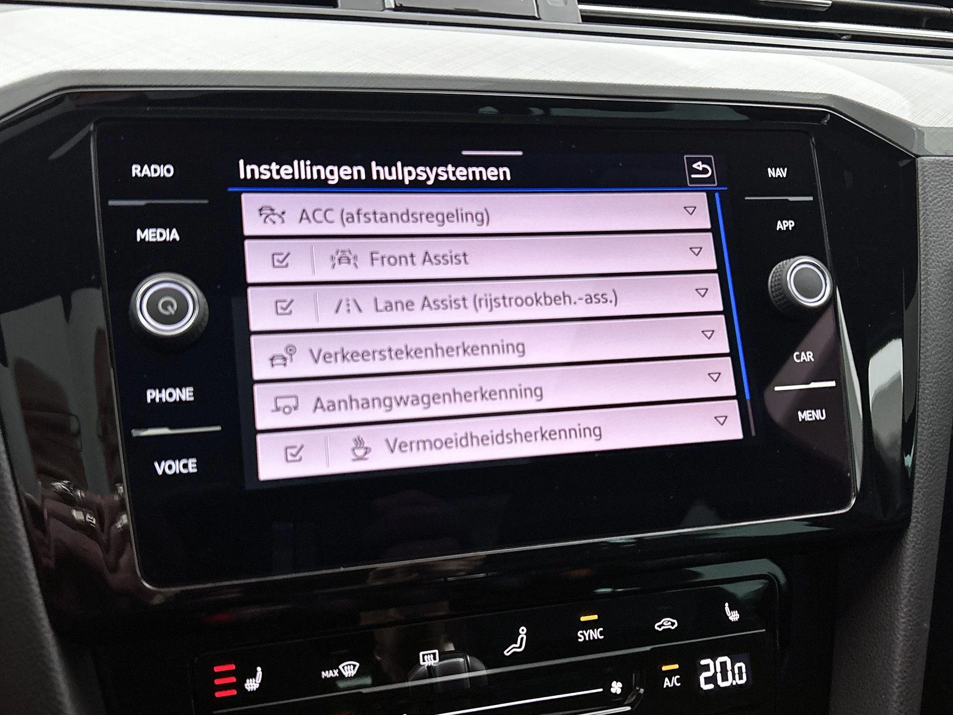 Volkswagen-Passat-image-16