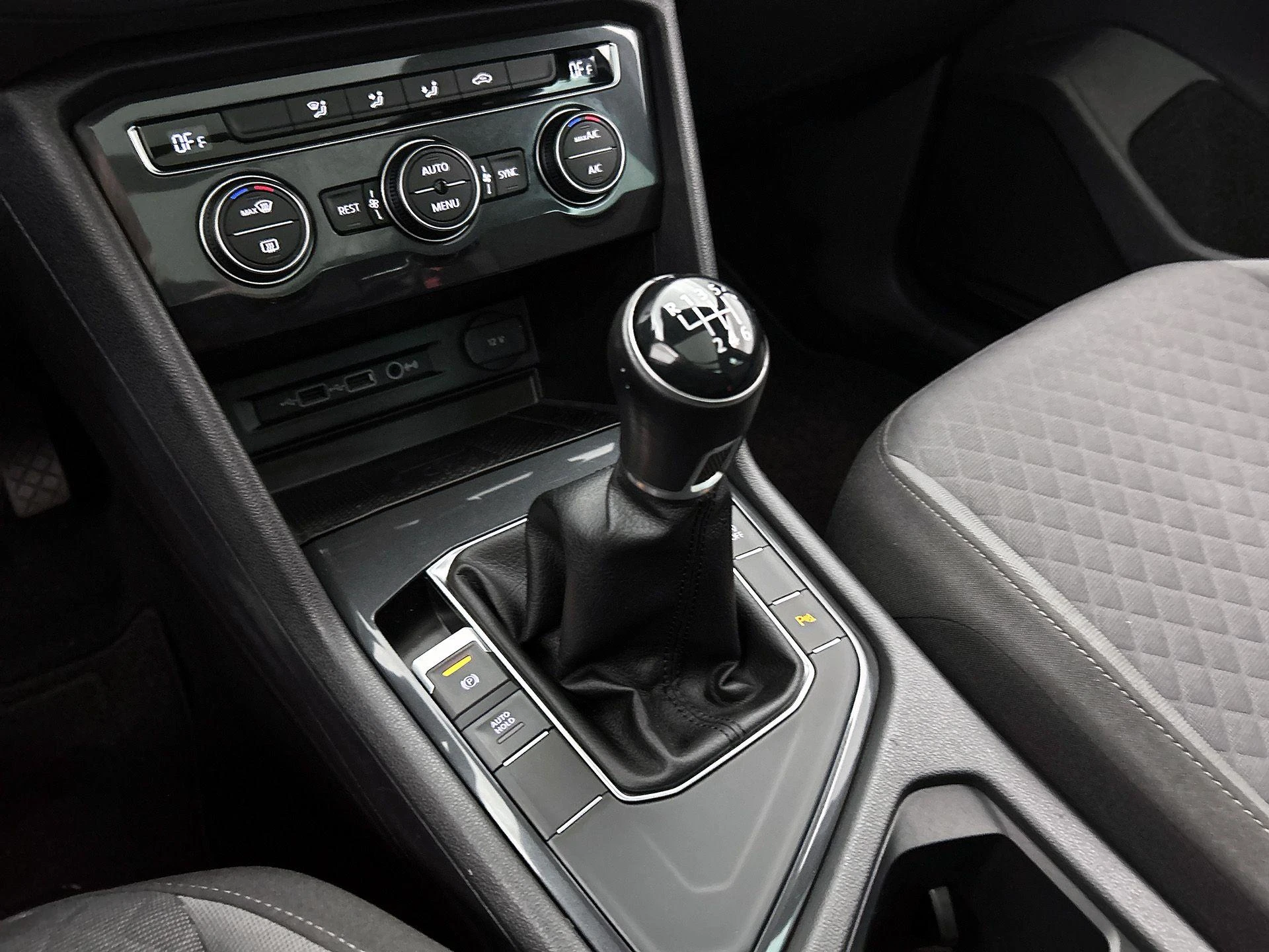 Volkswagen-Tiguan-image-27