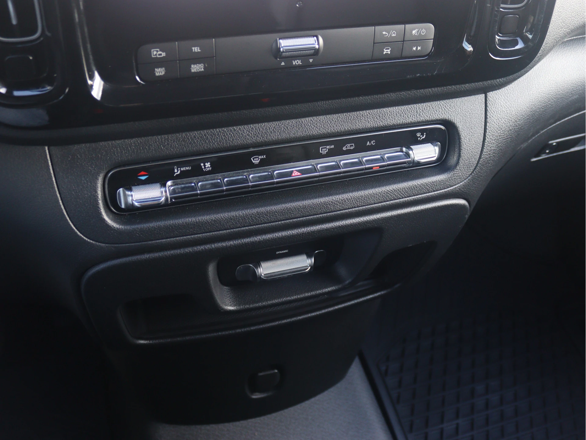Mercedes-Benz-Vito-image-11