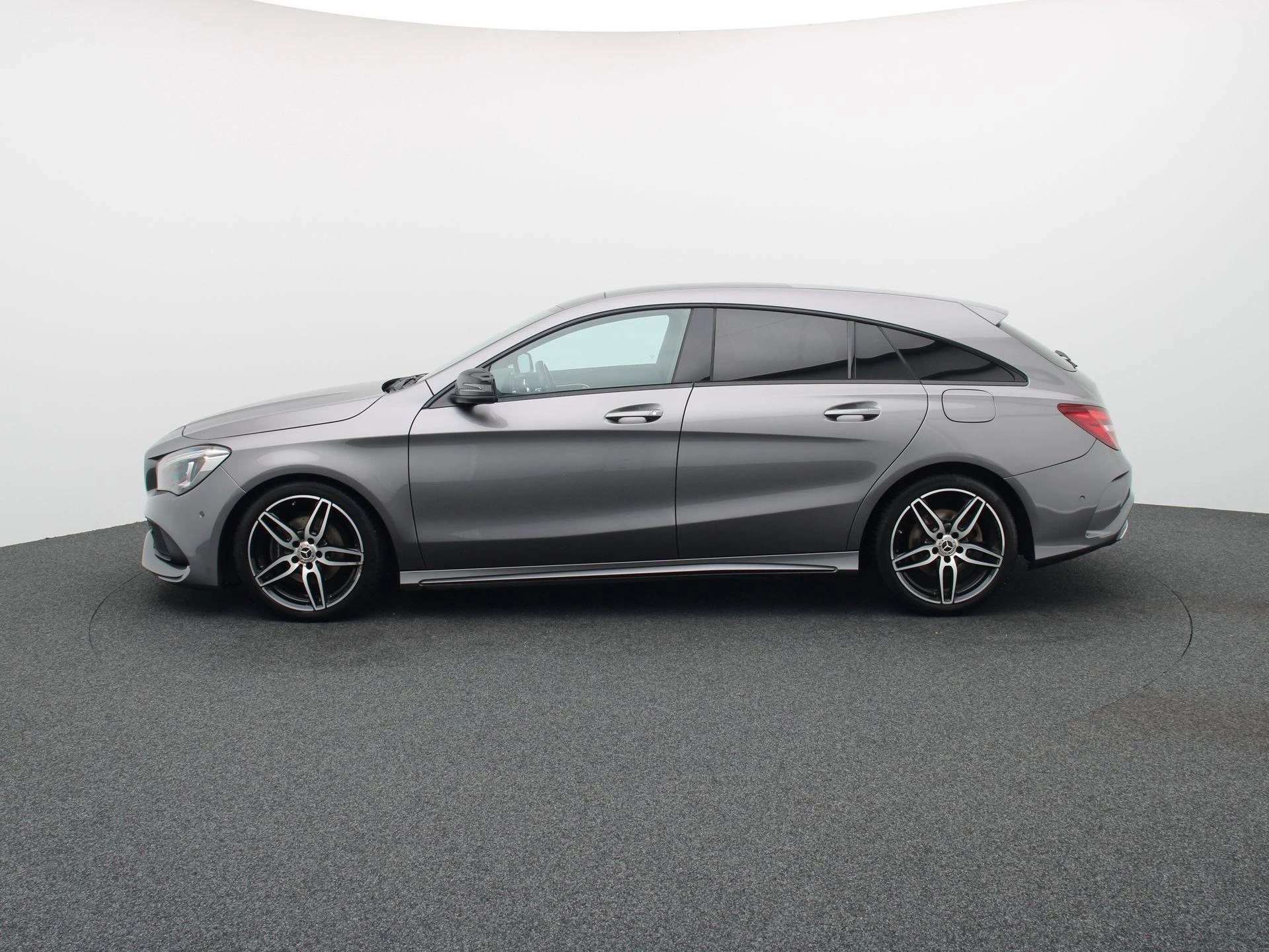 Mercedes-Benz CLA 180 AMG LINE Shooting Brake + PANORAMISCH DAK + CAMERA + NIGHTPAKKET +