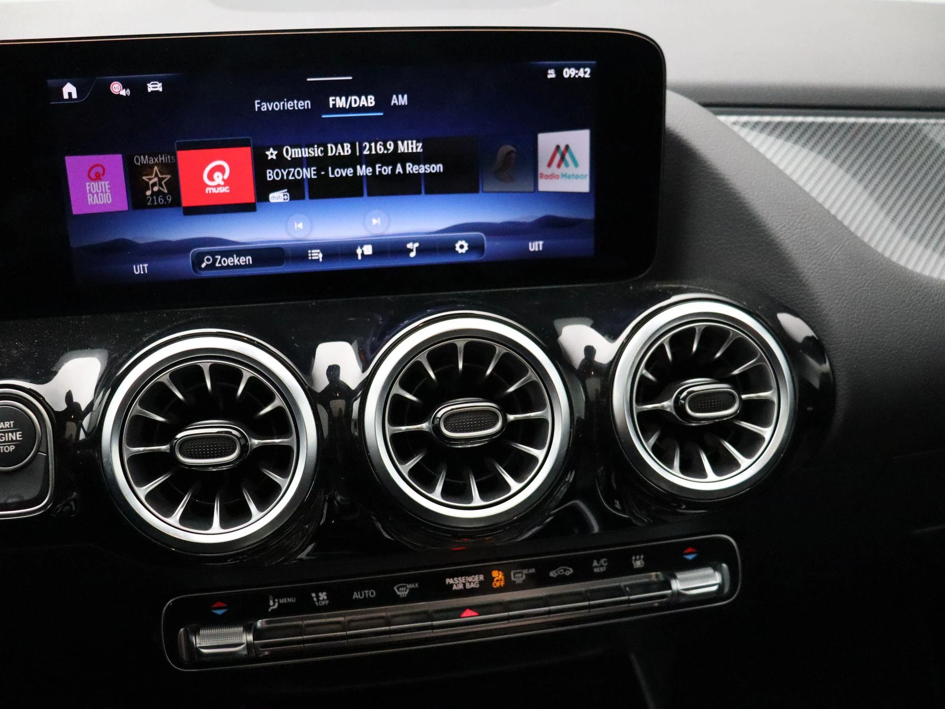 Mercedes-Benz-GLA-image-19