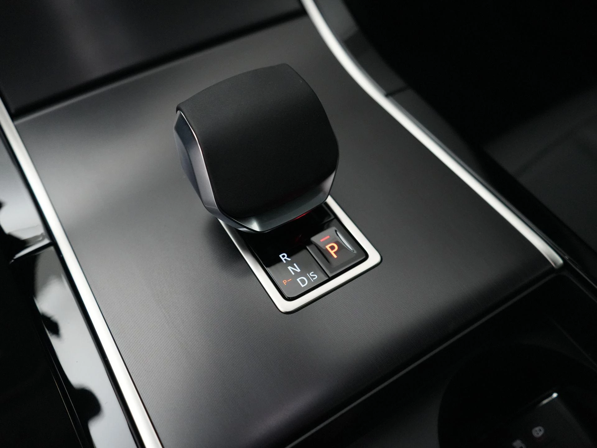 Land Rover-Range Rover Evoque-image-15