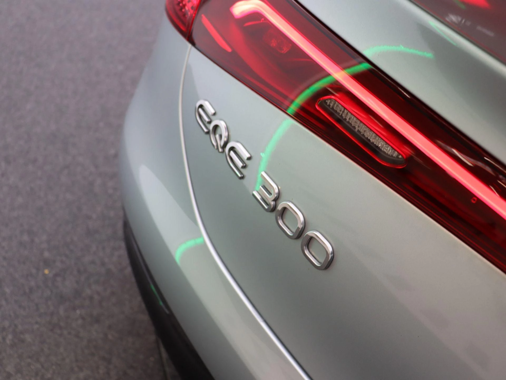Mercedes-Benz-EQE-image-19