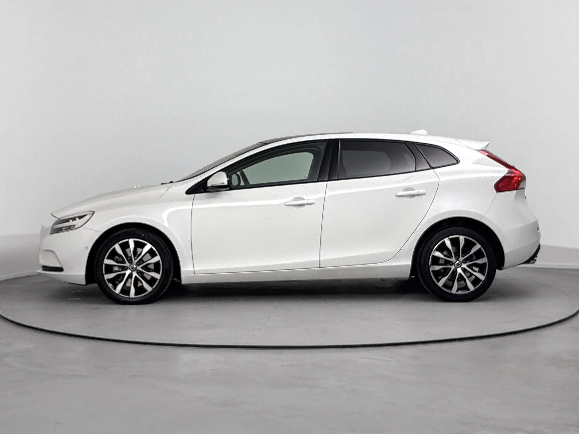 Volvo-V40-image-1