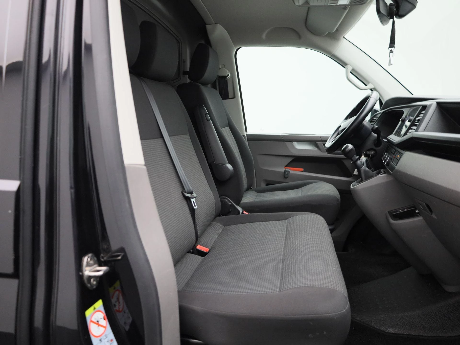 Volkswagen-Transporter-image-36
