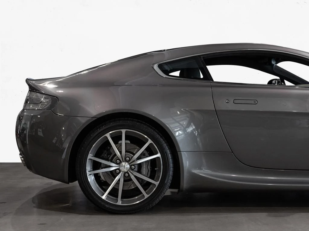 Aston Martin-V8 Vantage-image-11
