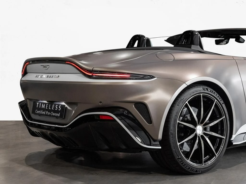 Aston Martin-V12 Vantage-image-8