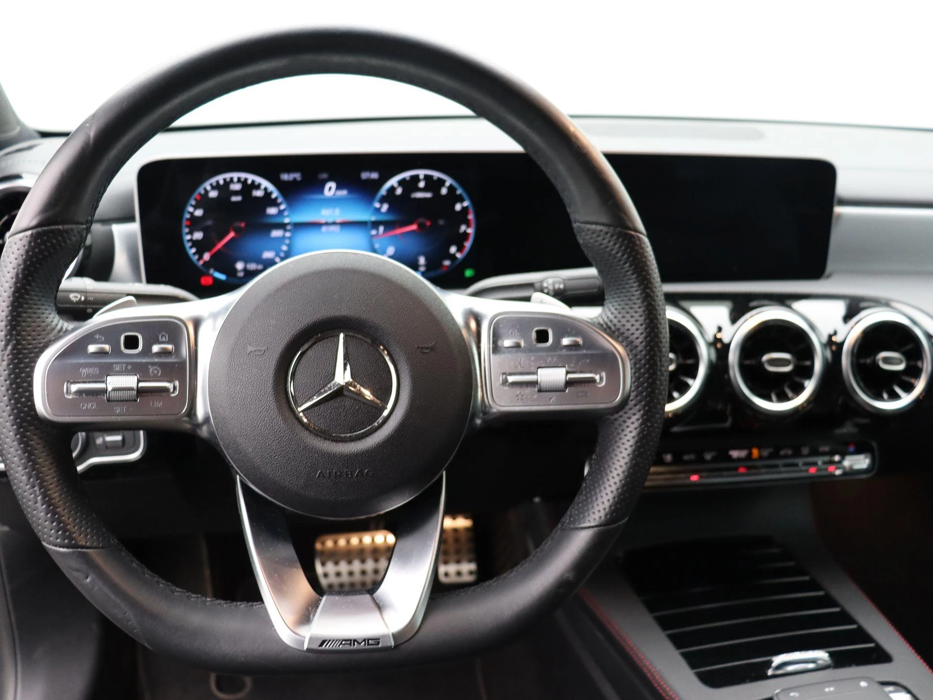 Mercedes-Benz CLA 180 AMG LINE + LEDER + NIGHTPAKKET + CAMERA + LED +
