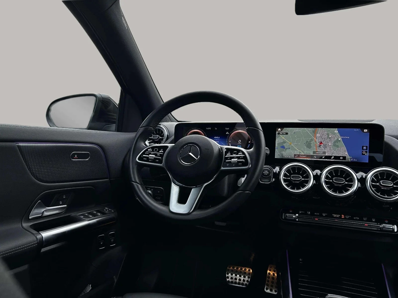 Mercedes-Benz-GLA-image-17