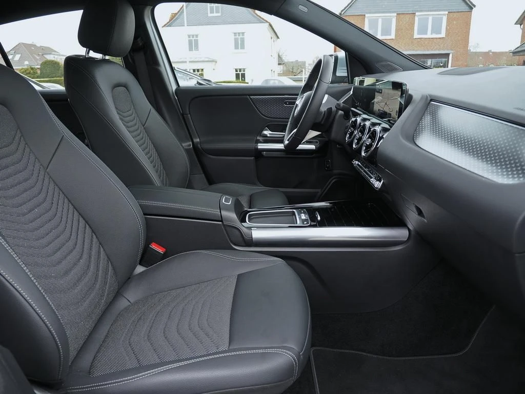 Mercedes-Benz-GLA 200 d-image-9
