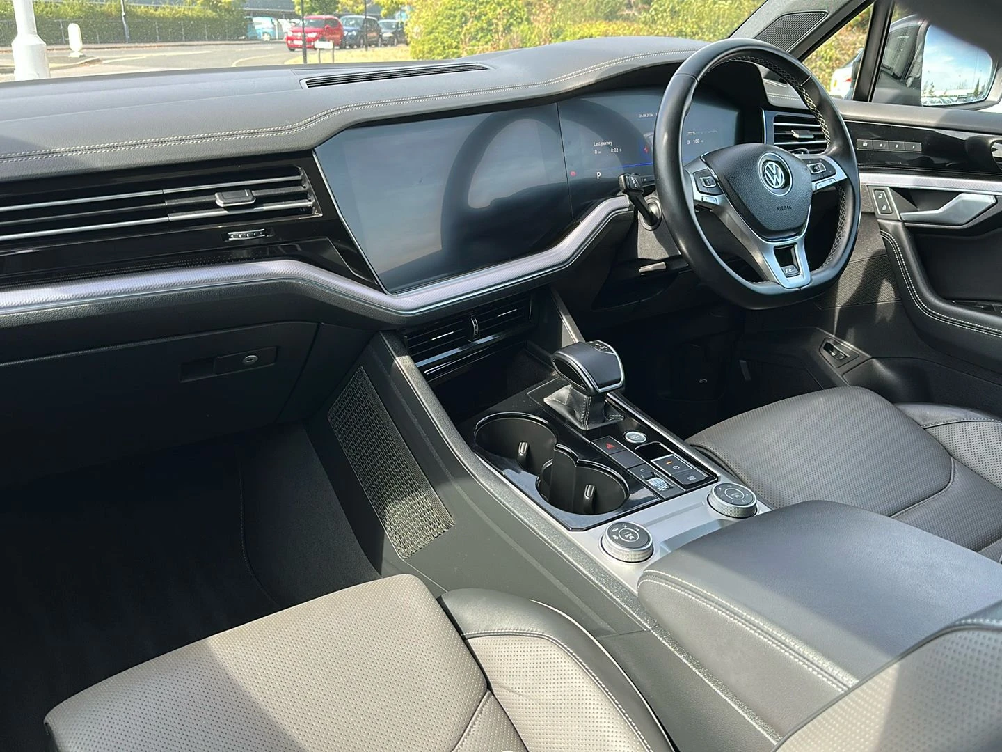 Volkswagen-Touareg-image-1