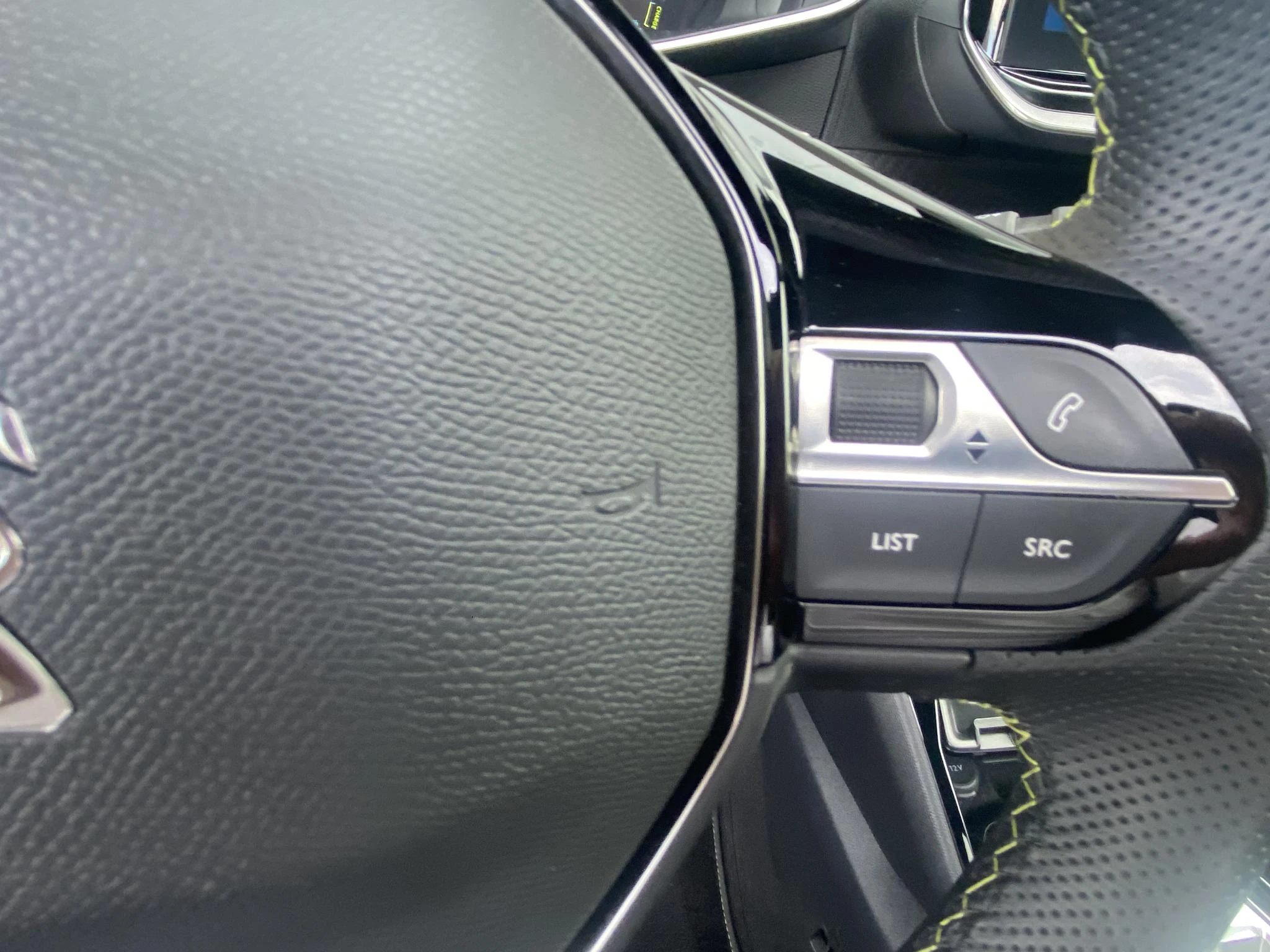Peugeot-e-2008-image-18