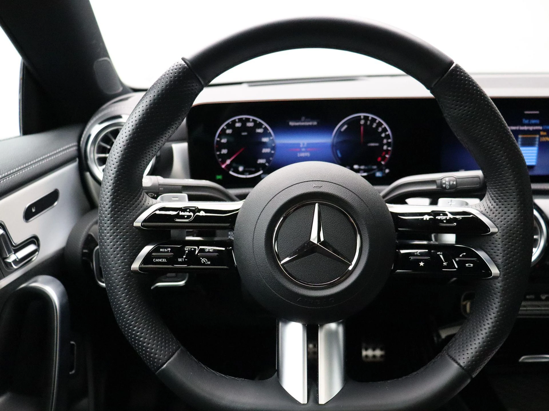 Mercedes-Benz-CLA-image-17