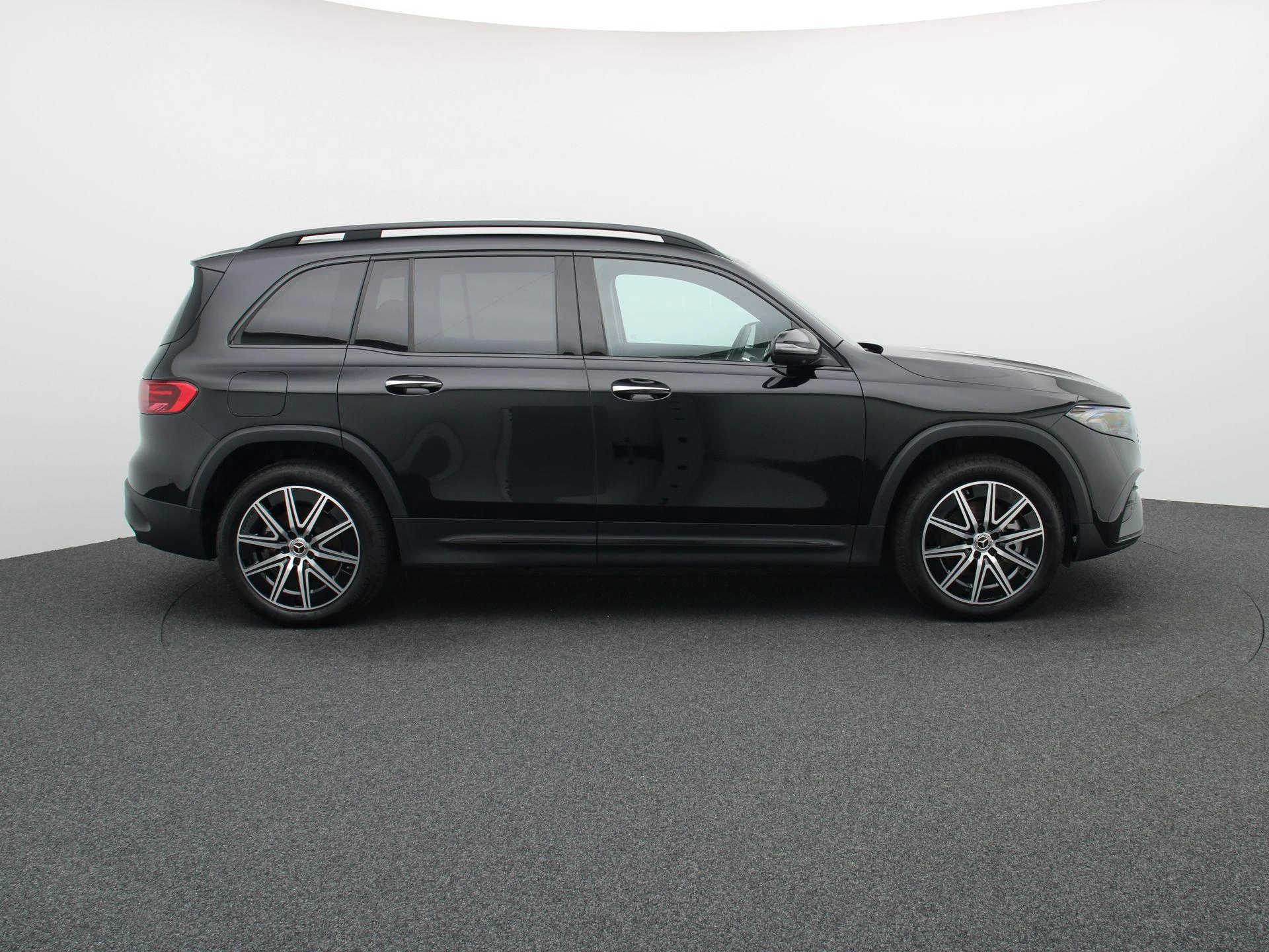 Mercedes-Benz EQB 250+ AMG Line + LEDER + PANO + BURMESTER + CARPLAY + HEAD UP +