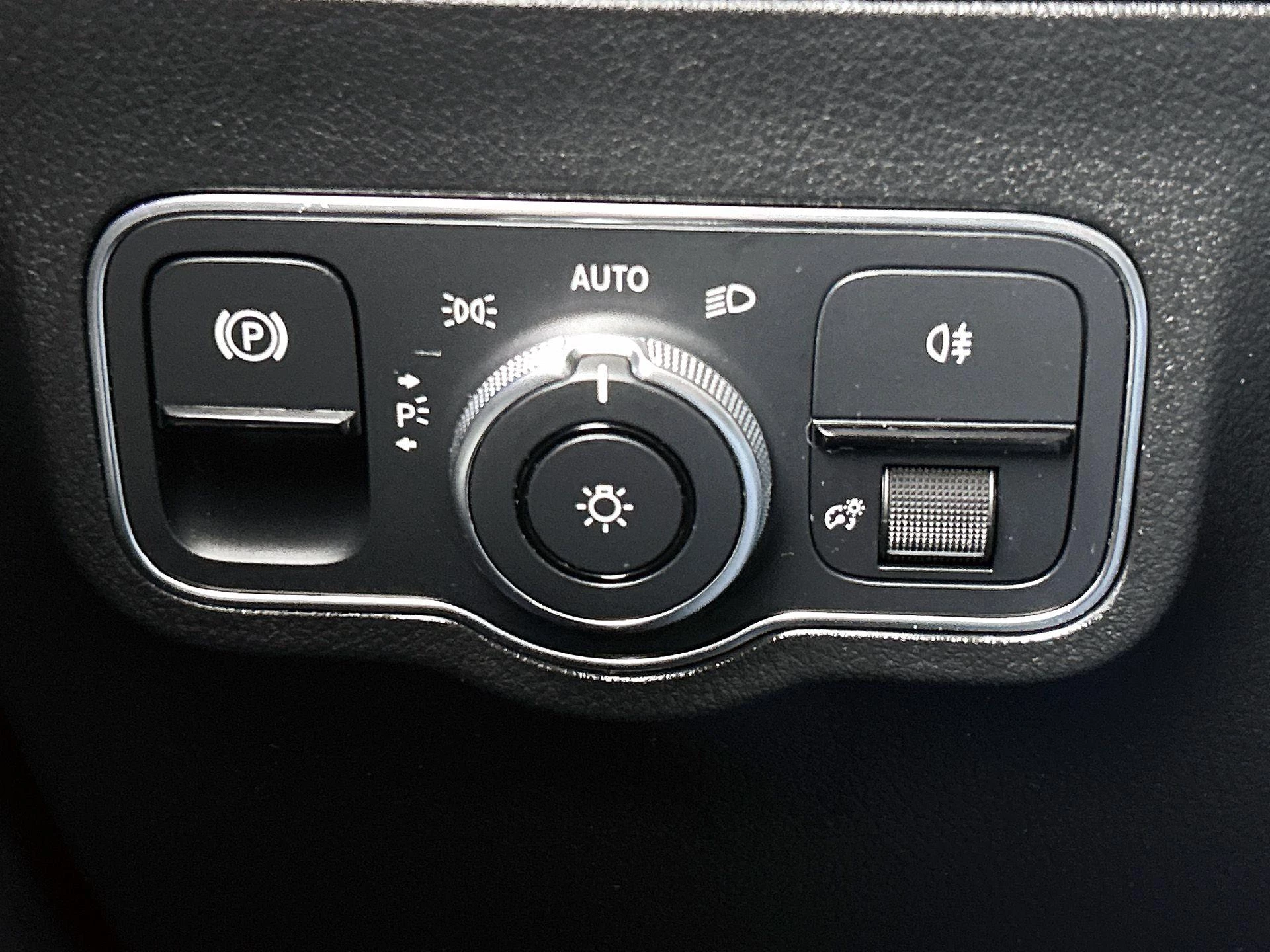 Mercedes-Benz-GLA-image-30