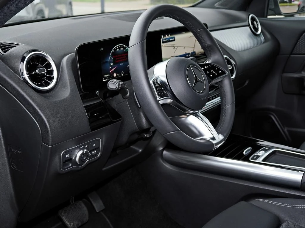 Mercedes-Benz-GLA 200 d-image-9