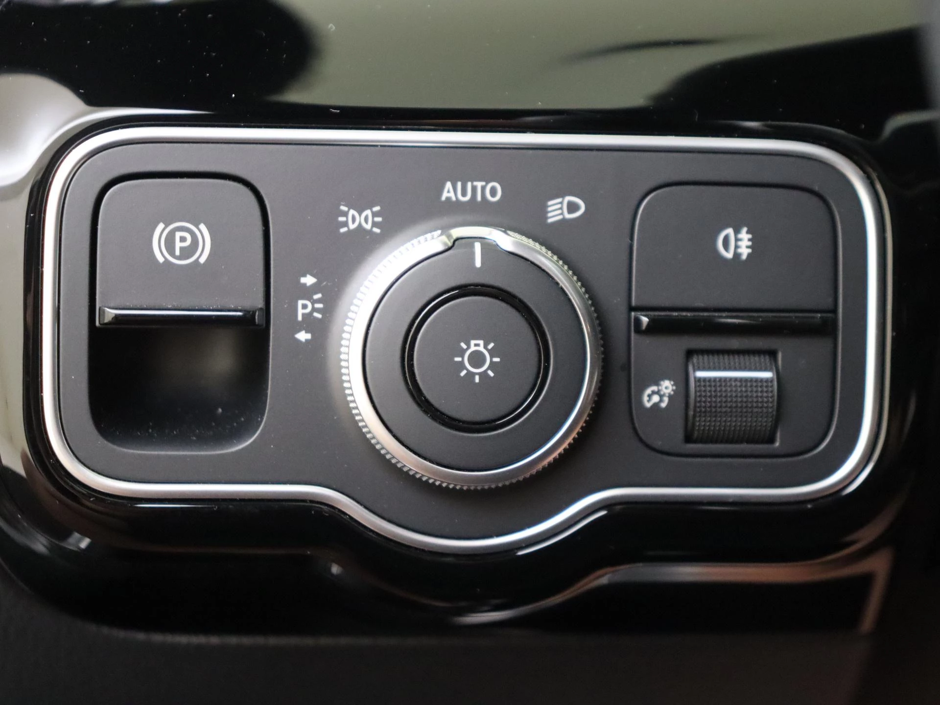 Mercedes-Benz-CLA-image-24