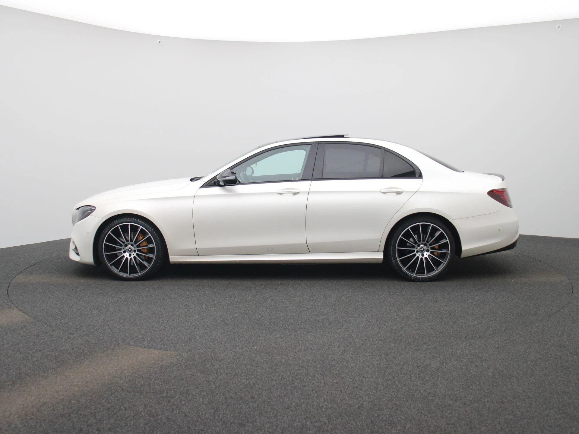 Mercedes-Benz-E-Klasse-image-3