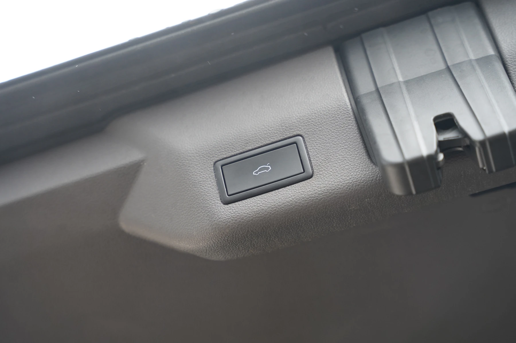 Volkswagen-Multivan-image-28