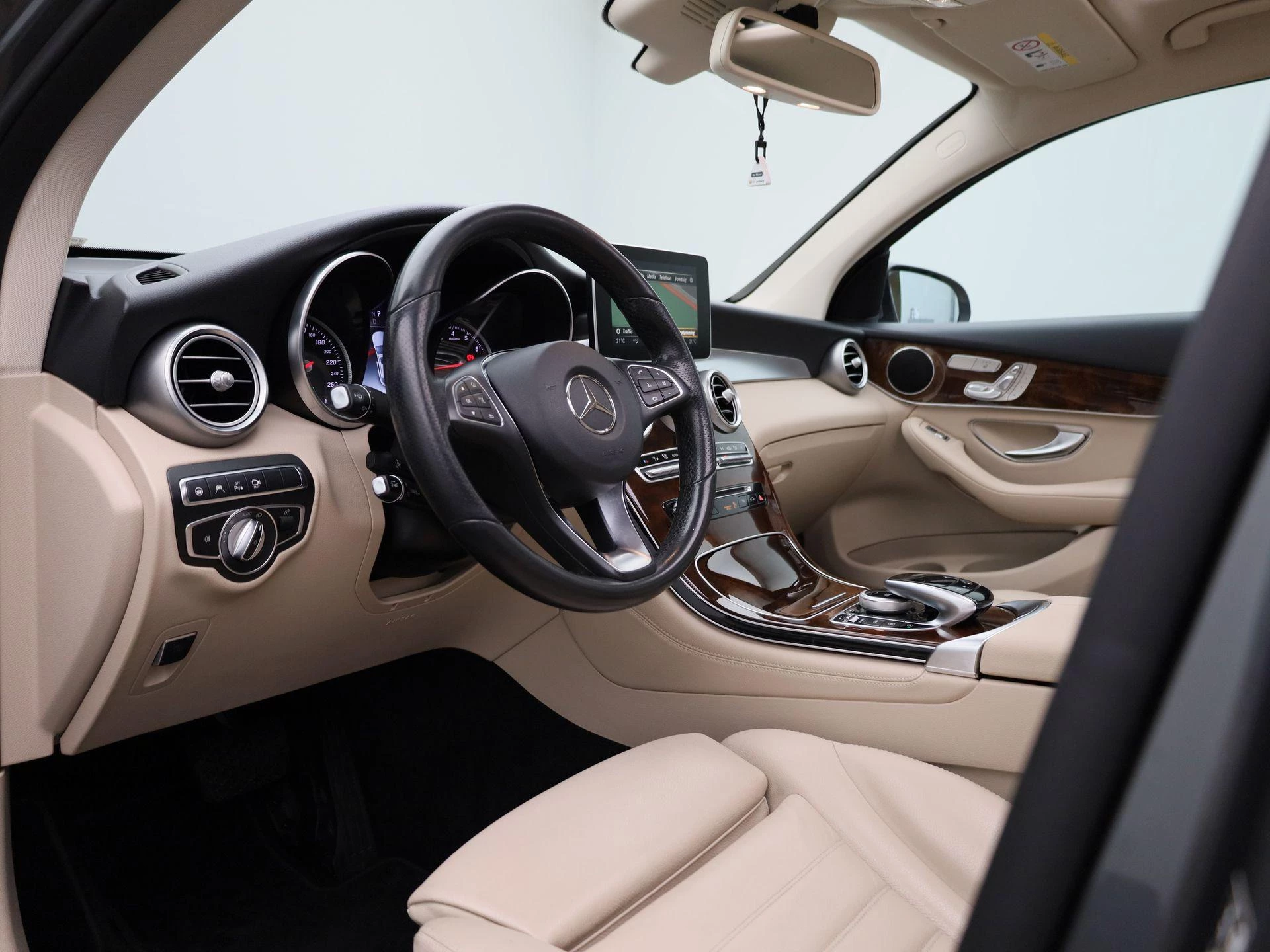 Mercedes-Benz-GLC-image-39