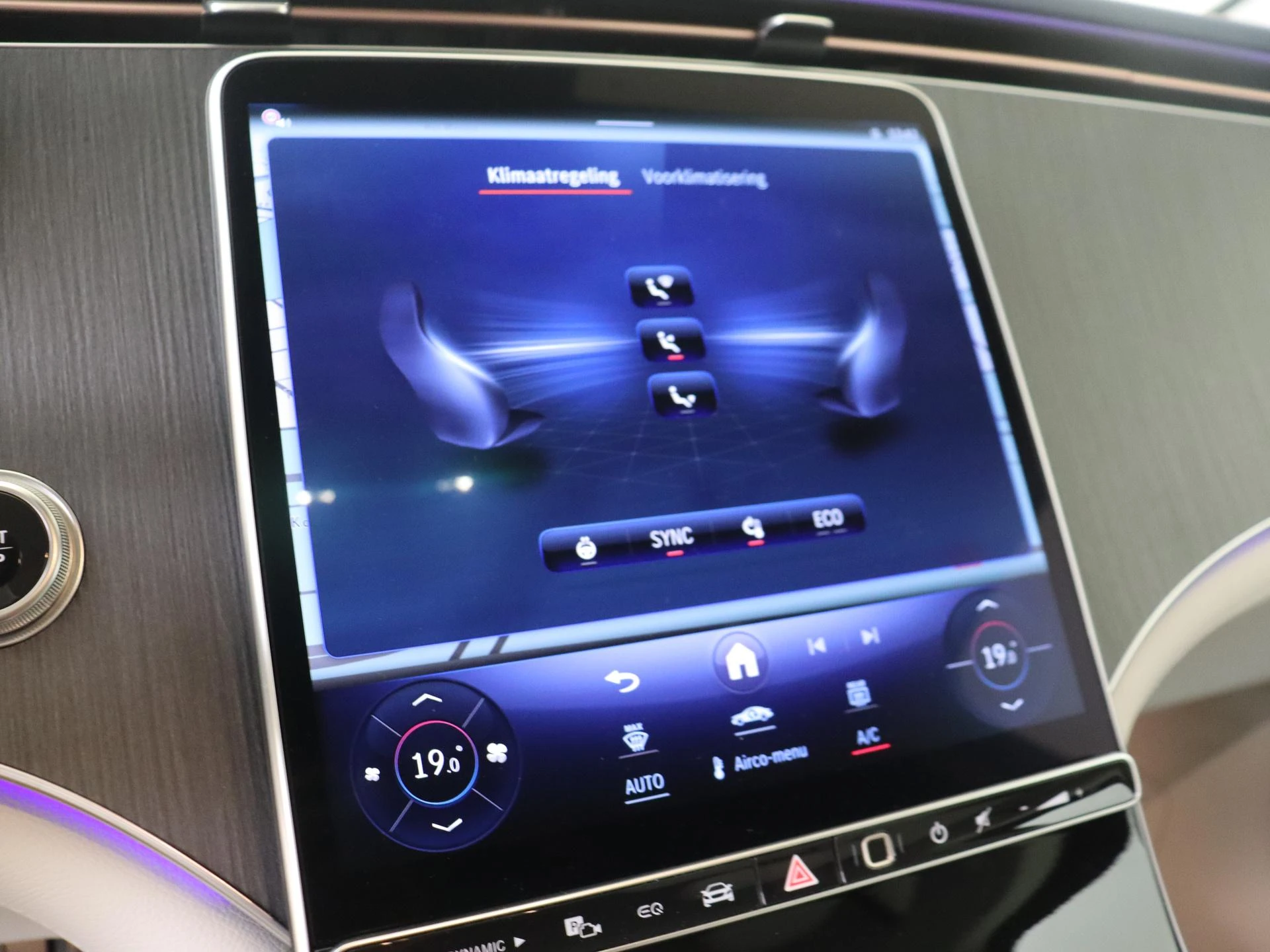 Mercedes-Benz-EQE-image-18