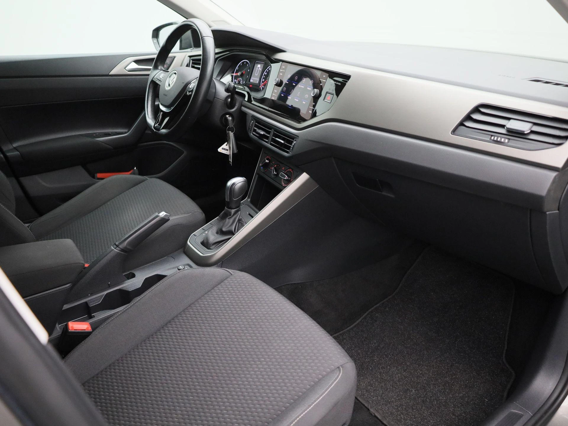 Volkswagen-Polo-image-27