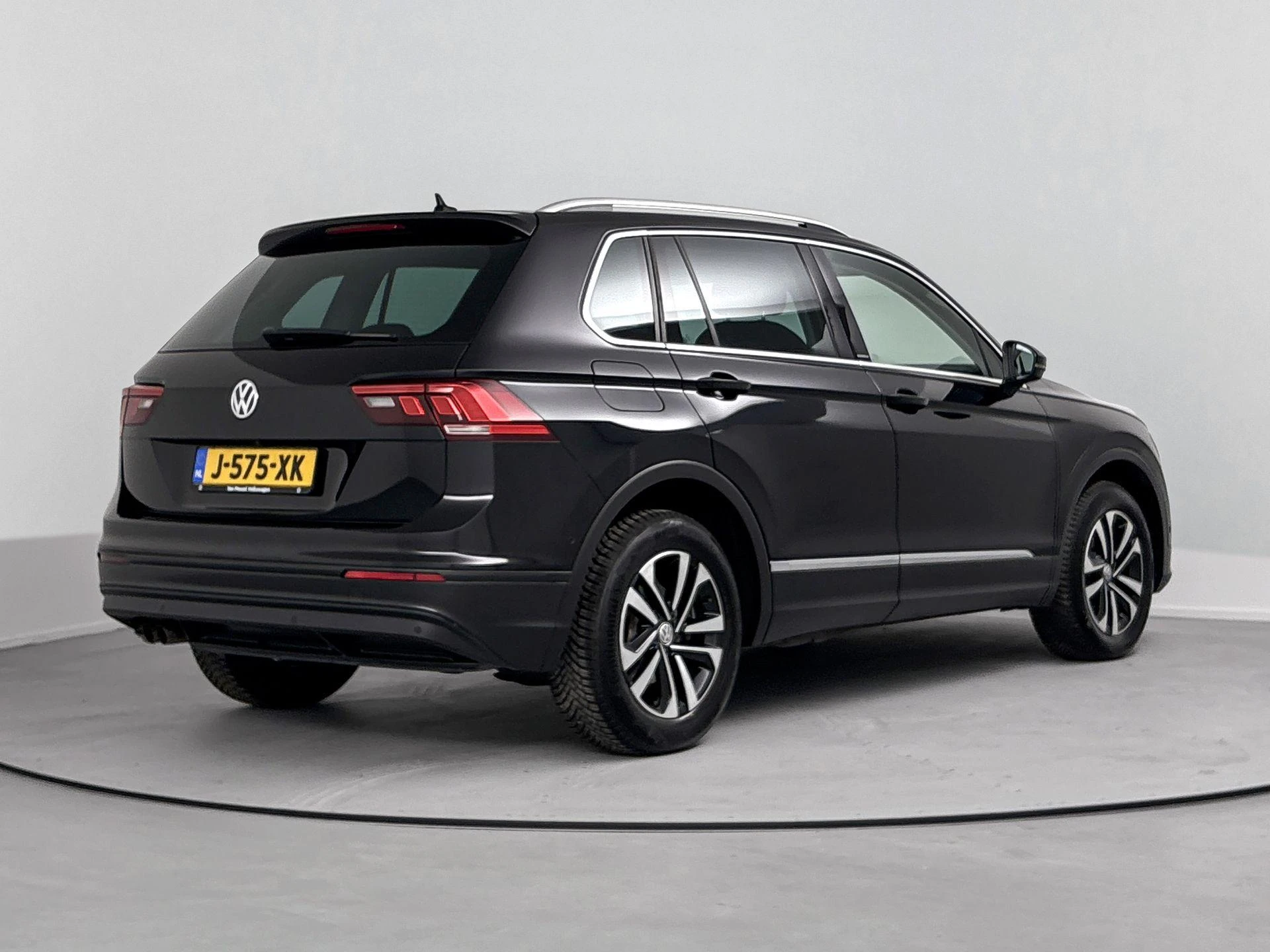 Volkswagen-Tiguan-image-3