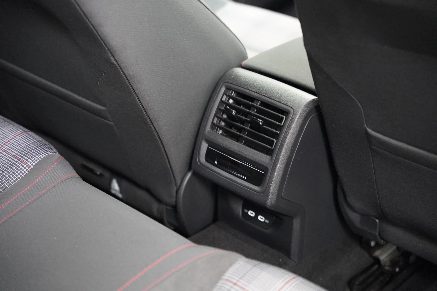 Volkswagen-Golf-image-10