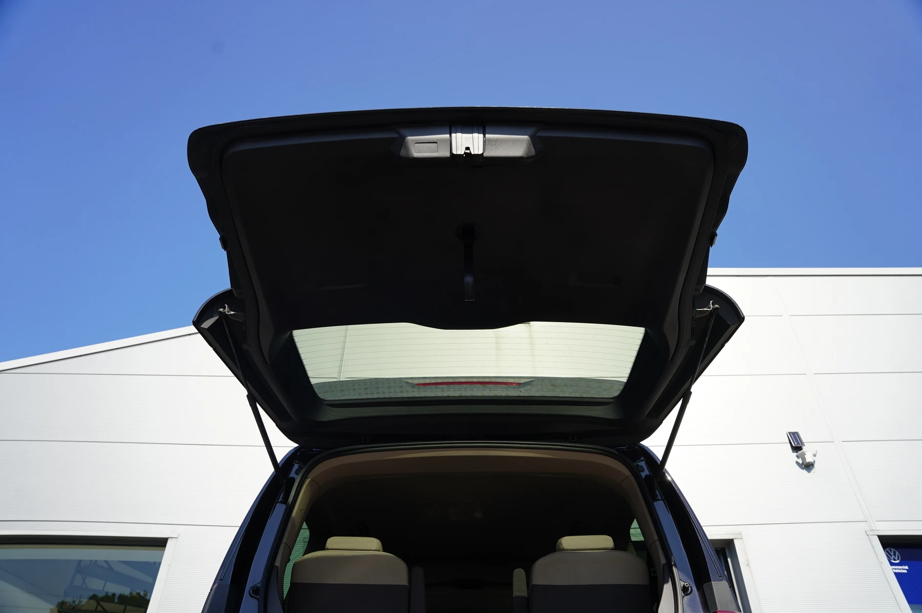 Volkswagen-Multivan-image-28