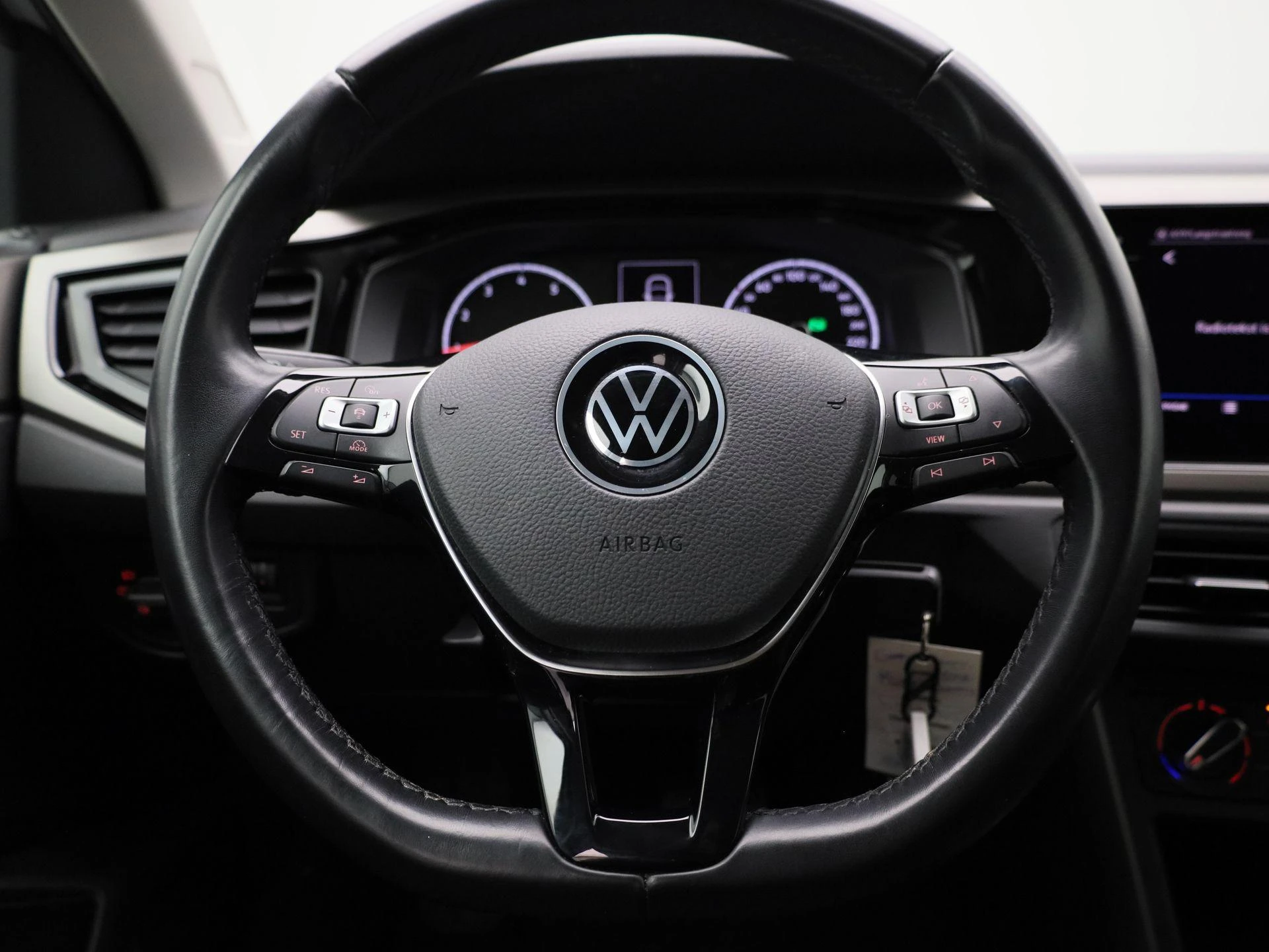 Volkswagen-Polo-image-6