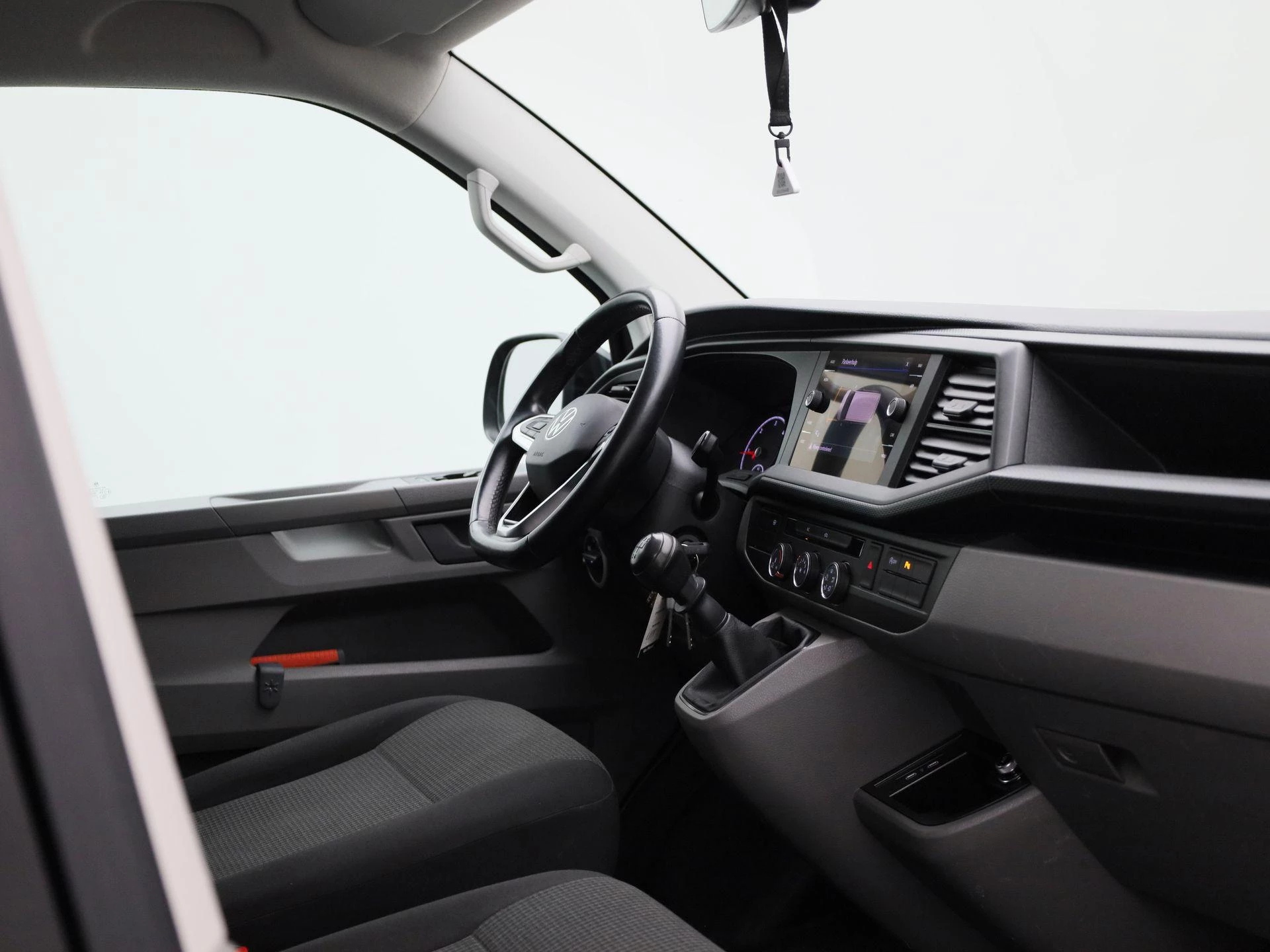 Volkswagen-Transporter-image-35